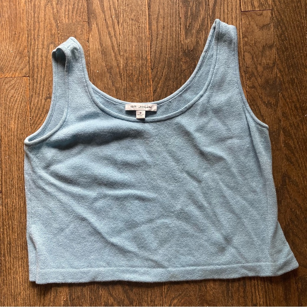 ST JOHN KNIT COLLECTION LIGHT BLUE SANTANA KNIT SLEEVELESS TOP. MEDIUM